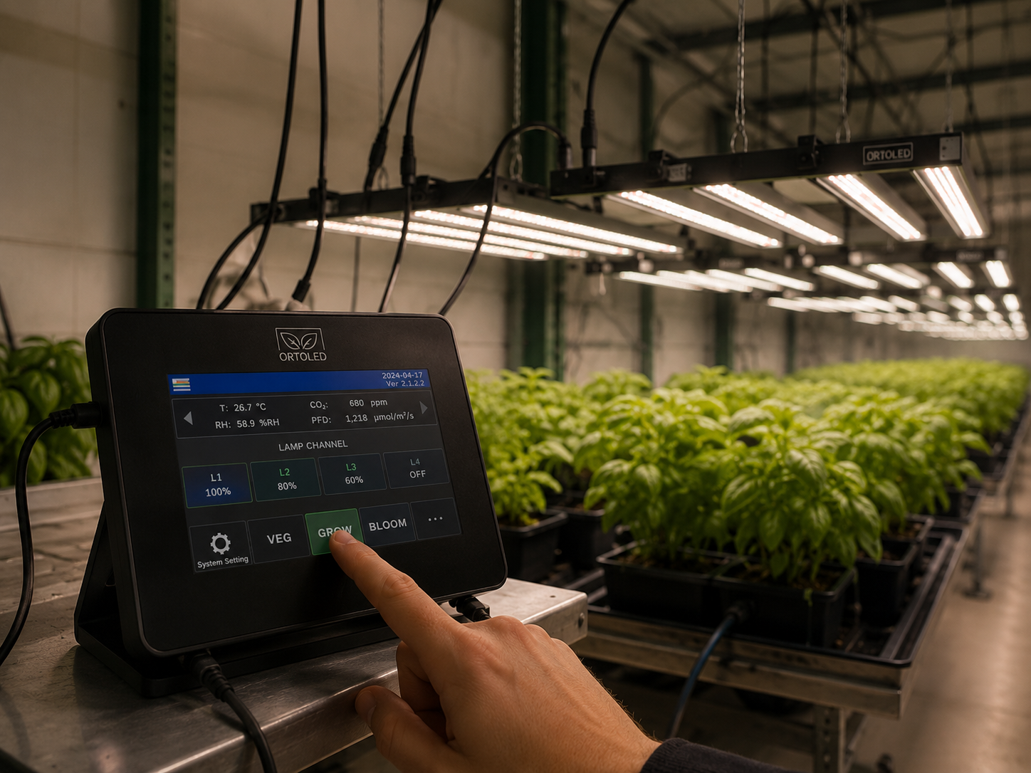 Mano che regola la centralina ORTOLED EC4330 con display touch in una grow room multi-lampada